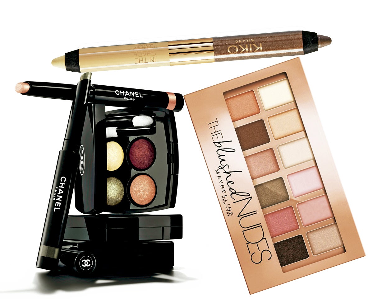 Paleta The Blushed Nudes de Maybelline New York (12,99 €). Stylo Eyeshadow, en tonos Vert Grisé y Rosé Pétale (30 €), y paleta Les 4 Ombres Tissé Dimension (34 €) de la colección Eyes, de Chanel. Lápiz dúo de la colección Wanderlust, de Kiko Milano (9,90 €).