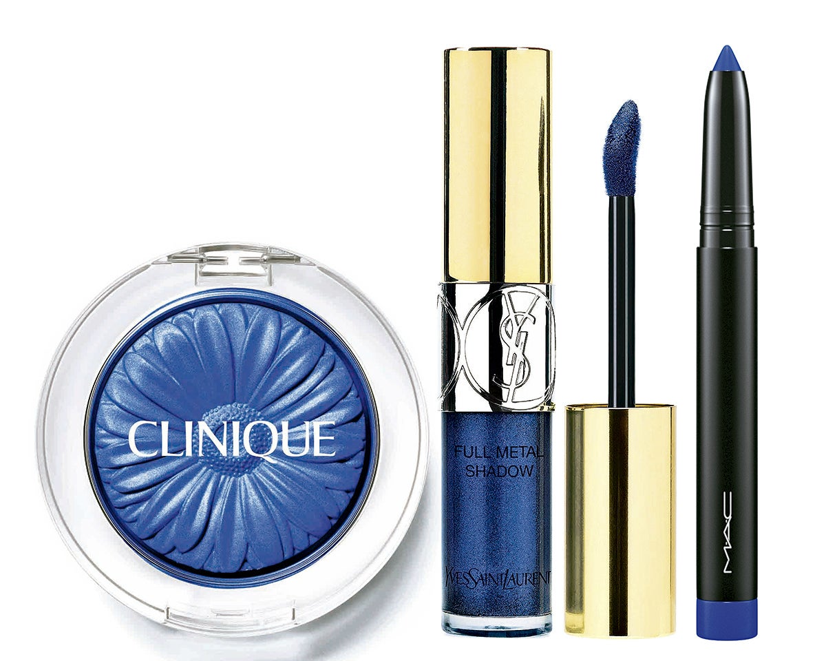 Sombra de ojos Lid Pop, de Clinique (19 €). Exclusivo El Corte Inglés. Sombra en crema Full Metal Shadow, en tono Blue Clyde, de la colección Savage Escape de Yves Saint Laurent (32 €). Pro Longwear Waterproof Colour Stick, en tono Frisky Blue, de M·A·C (24 €)