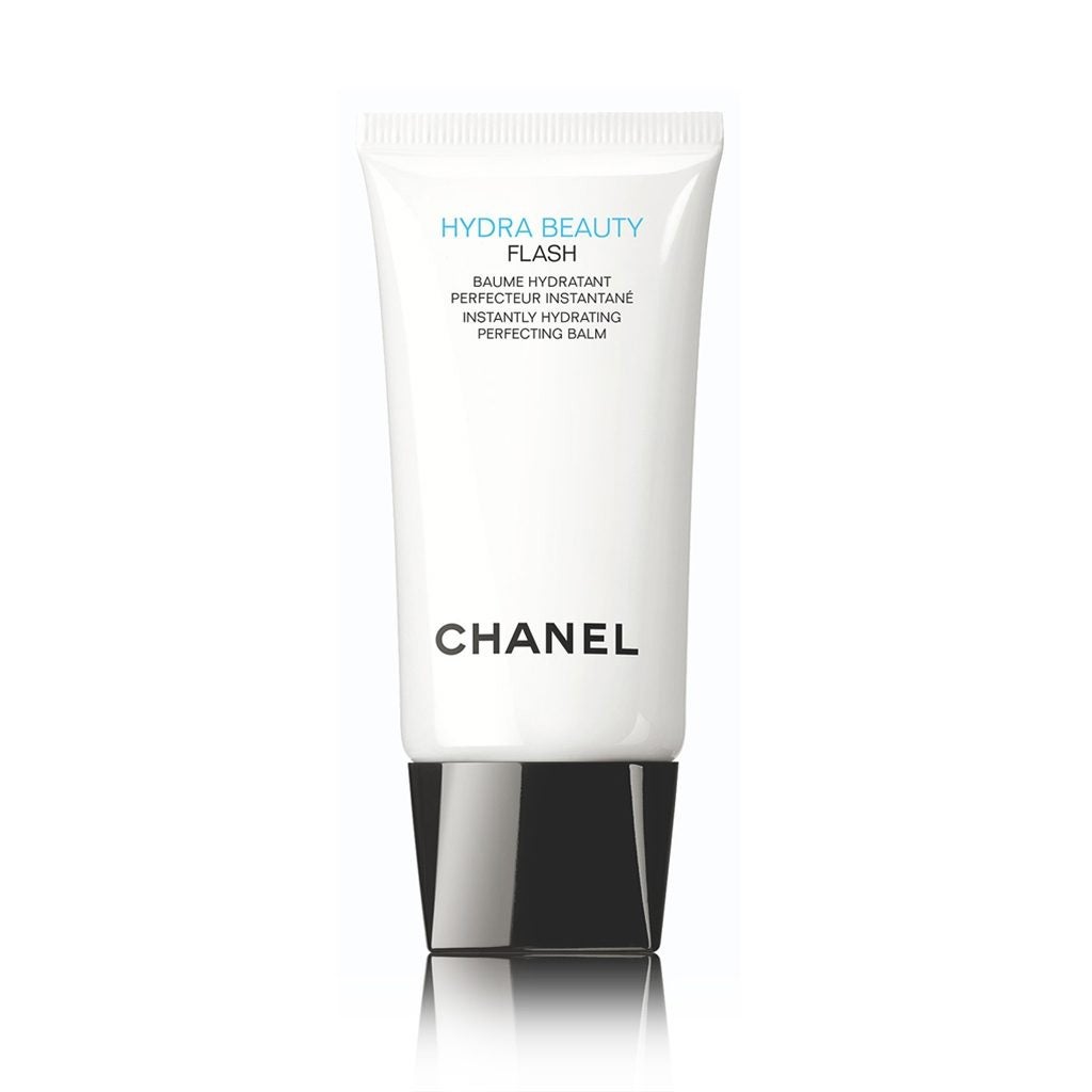 Hydra Beauty Flash de Chanel. Un bálsamo hidratante perfeccionador inmediato. En un flash, la piel está unificada, radiante y reconfortada, las líneas de expresión se alisan, los poros se atenúan y la tez se ilumina. La solución de belleza para las pieles cansadas, resecas o con falta de luminosidad. (57€).