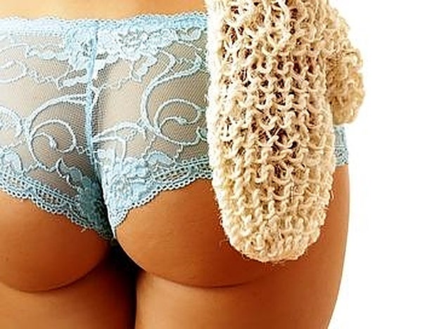 El guante de crin se tiene que pasar por el culo haciendo movimientos suaves y circulares y no debe utilizarse nunca en seco, pues sus fibras ásperas pueden arañar y dañar tu piel. El momento ideal para usarlo es bajo la ducha con agua caliente.