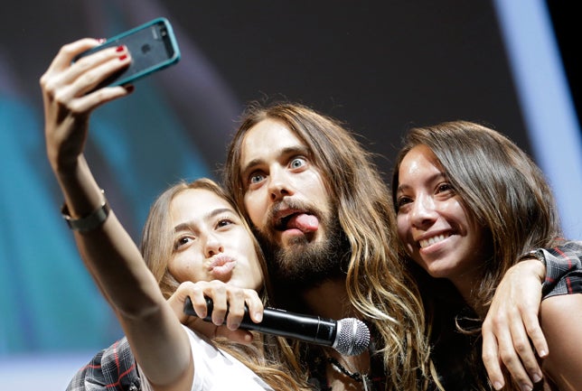 Queremos mucho y muy fuerte a Jared Leto todo el rato. Pero cuando se hace un 'selfie' con sus fans, morimos de amor.