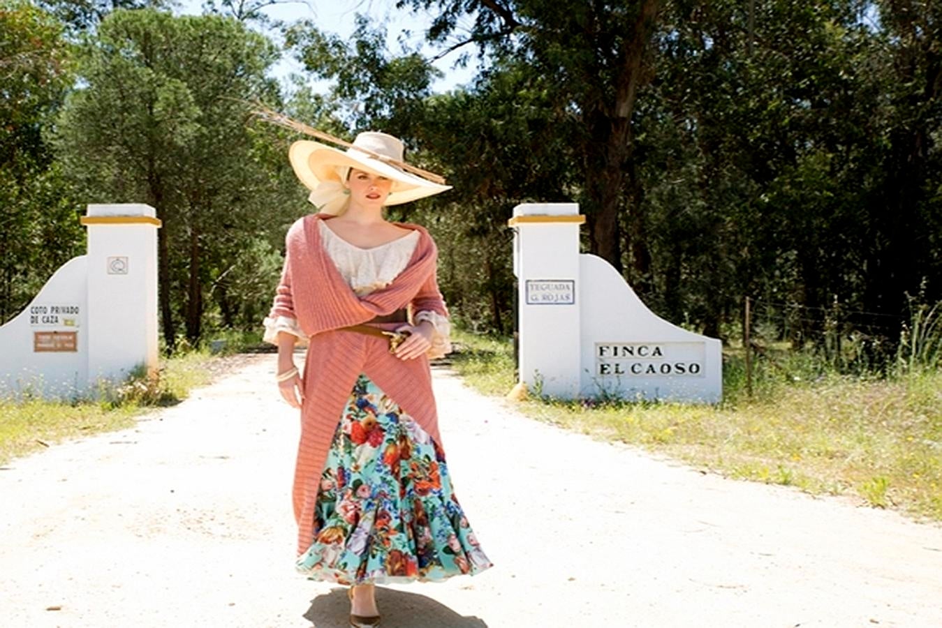 Falda y blusa de El Ajolí, abrigo y complementos de Yaiza, y sombrero de Patricia Buffuna.