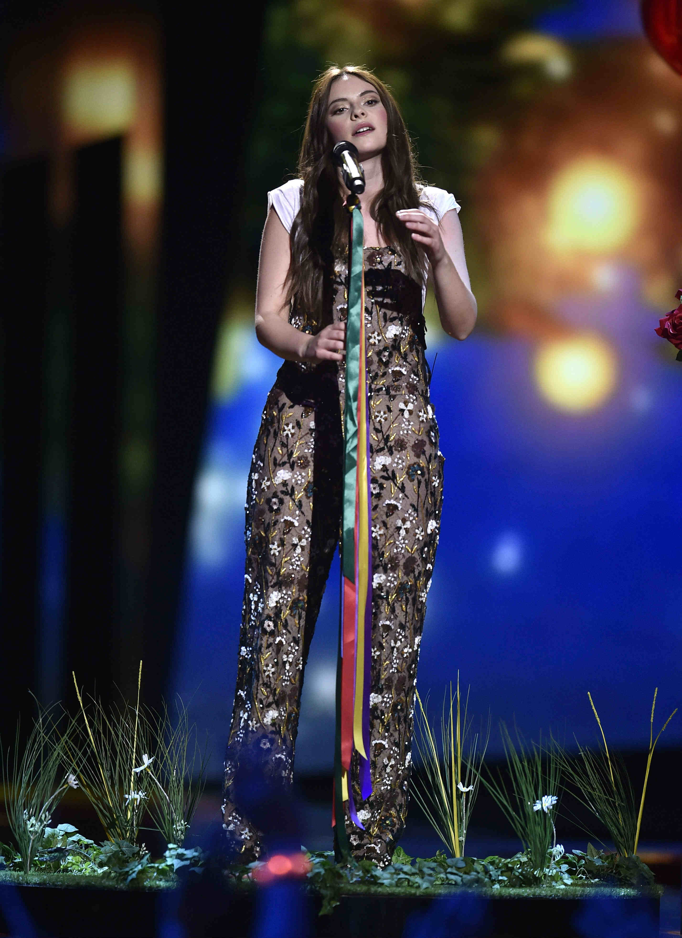 La propuesta de Italia fue este look "hippie": un mono de detalles florales a corde con la escenografía.