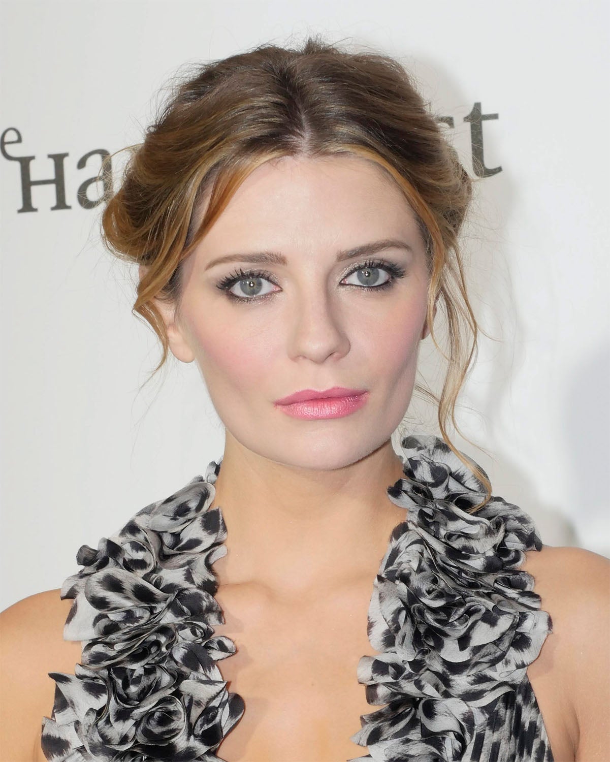 Mischa Barton fue una de las más guapas de la 69ª edición del Festival de Cannes con este recogido romántico con algunos mechones sueltos y un bonito maquillaje en el que destacan las sombras en tonos grises y acabado metálico, el eyeliner interior y los labios rosas.