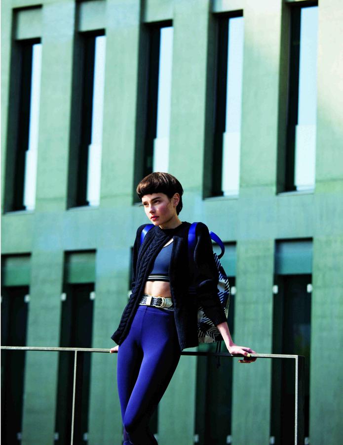 Top deportivo de Mango (17,99 €), con leggings de Lacoste (90 €), cinturón de Essentiel (75 €) y jersey con abertura frontal, de Dior. Maximochila de cuadros, de Lacoste (119 €); y brazalete activity tracking de Swarovski (169 €). Maquillaje y peluquería: Estrella Elorduy para Dior, label.m. Manicura: The Pink Peony y Balbcare. Estilismo: Débora Traitè