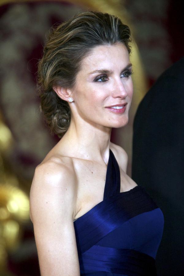 Doña Letizia suele lucir recogidos de corte clásico para las recepciones y eventos más formales.