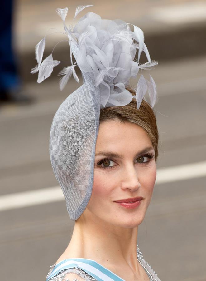 En las bodas reales a las que doña Letizia ha acudido como invitada ha lucido sofisticados tocados como este de plumas.