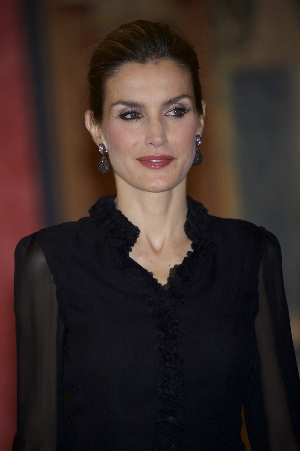 Solo en contadas ocasiones hemos visto a doña Letizia con el pelo hacia atrás, en su look que no le favorece demasiado y apenas lo usa.