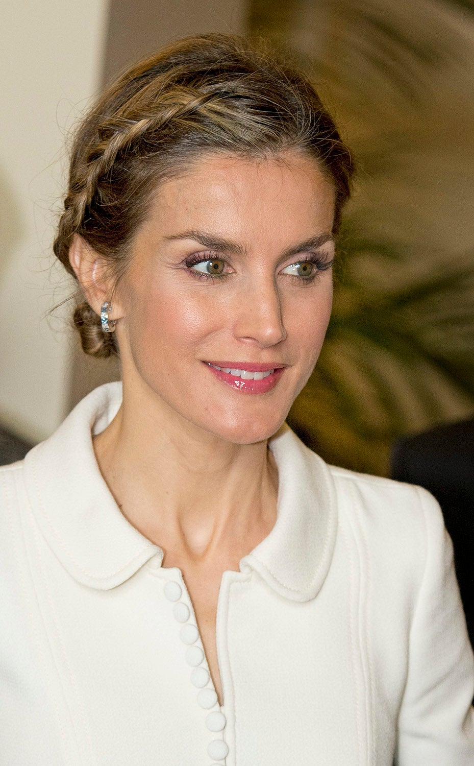 Un look muy natural con el que la Reina se siente muy agusto: un moño a base de trenzas y un maquillaje muy fresco en tonos rosas.