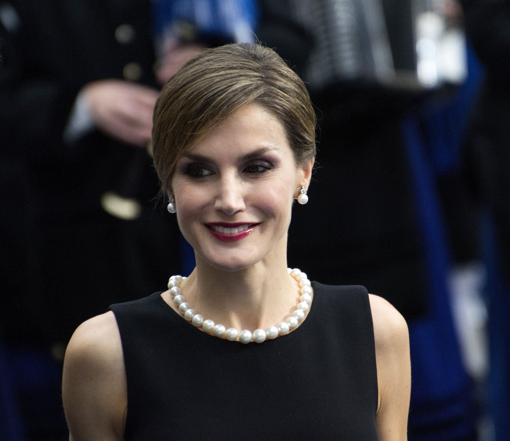 Repasamos los looks beauty de la Reina: de la melena capeada al bob, pasando por las trenzas y los recogidos más clásicos. De los labios nude a los rojos más fuertes. Estos son los cambios de imagen de doña Letizia desde su matrimonio real.