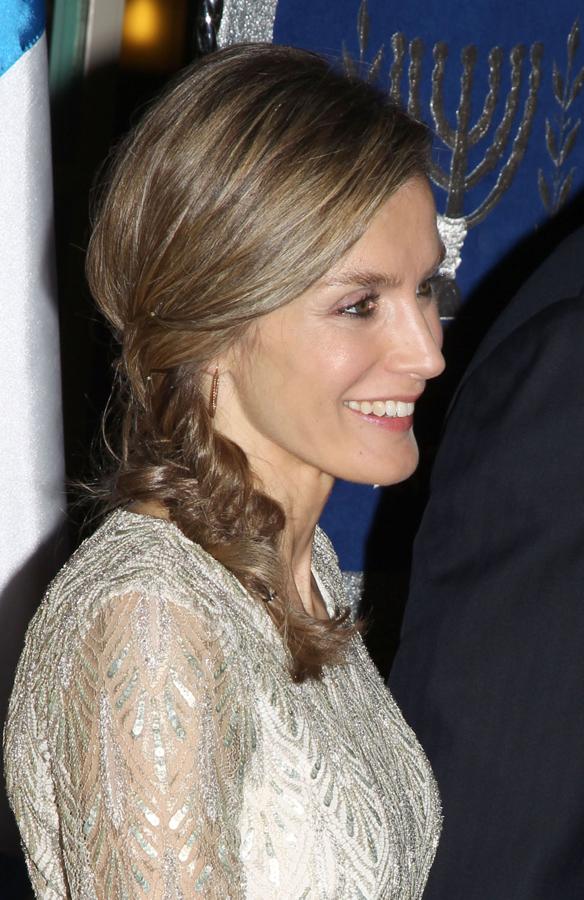 Doña Letizia ha lucido trenzas en múltiples ocasiones, en ésta escogió una trenza de espiga lateral, un peinado romántico que le sienta muy bien.