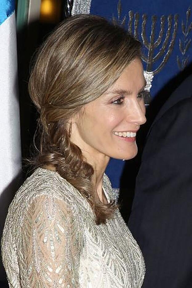 Doña Letizia con una trenza de espiga lateral.