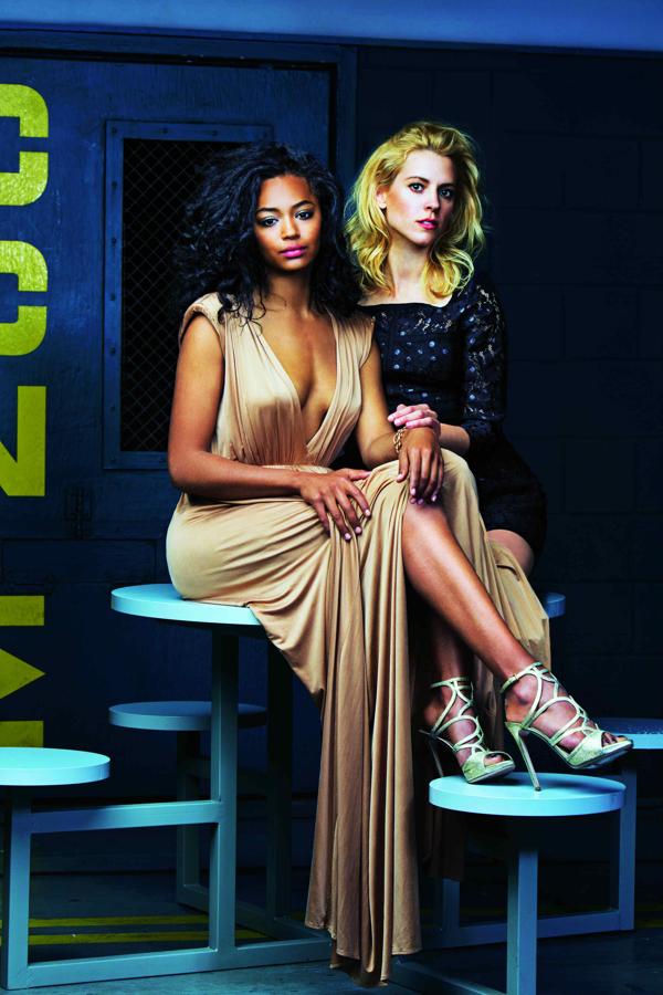 Berta luce vestido de Elisabetta Franchi y sandalias de Ermanno Scervino, y Maggie, vestido de Liu Jo y sandalias de Salvatore Ferragamo. Estilismo: Pilar Lara / Maquillaje y peluquería: Mauro Saccoccini ( Ana Prado) para Chanel y Moroccanoil . Asistente de maquillaje y peluquería Silvina Souza (Ana Prado) con productos Chanel y Moroccanoil.