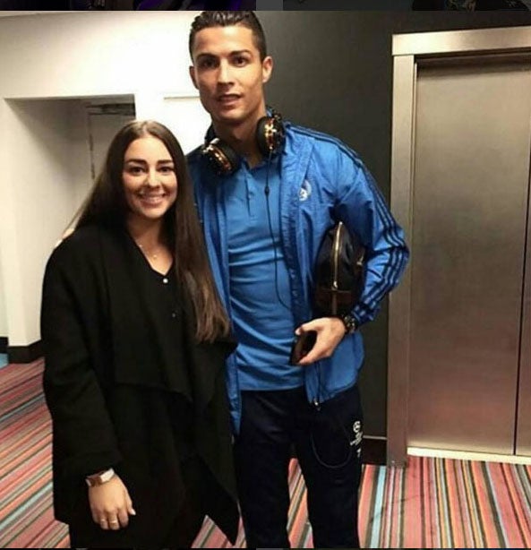 A la innovación de esta tendencia que ha hecho suya, le otorga un toque clásico con un bolso en piel lisa.