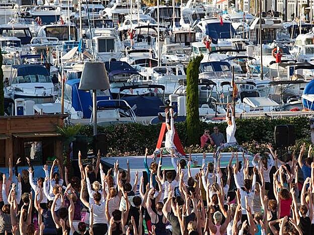 Gemma Mengual junto a Xuan-Ian durante la Master Class de Yoga en Port Adriano.