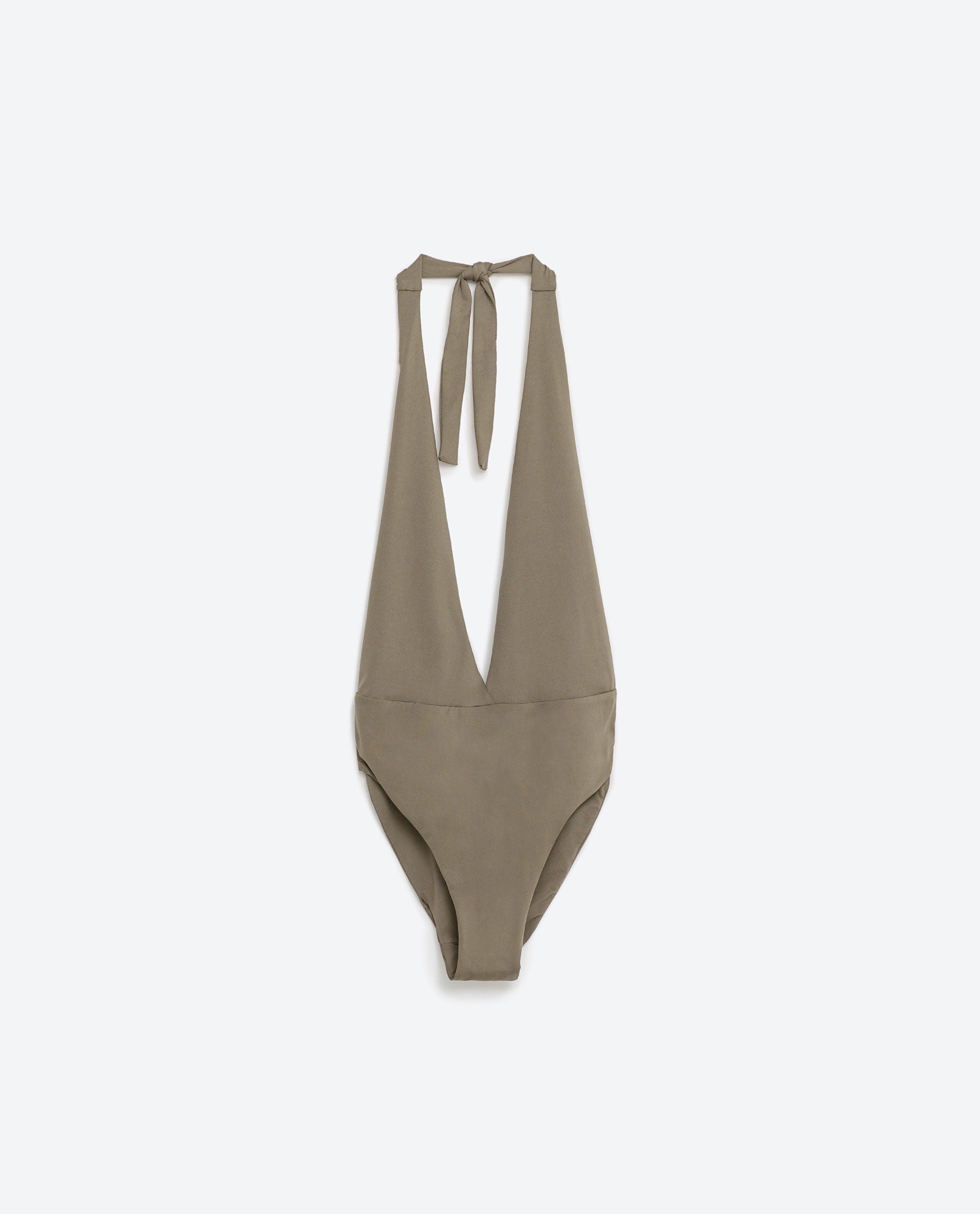 Para las más atrevidas, este escotado bañador de Zara (Precio: 19.95 euros).