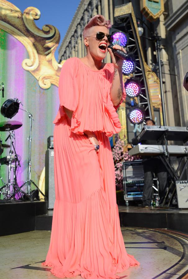 Y para subirse al escenario, un look que hace justicia a su nombre...