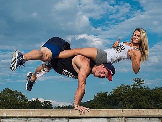 Austin y Julian, la pareja 'fitness' que arrasa internet con sus vídeos virales de ejercicios 'free style'.