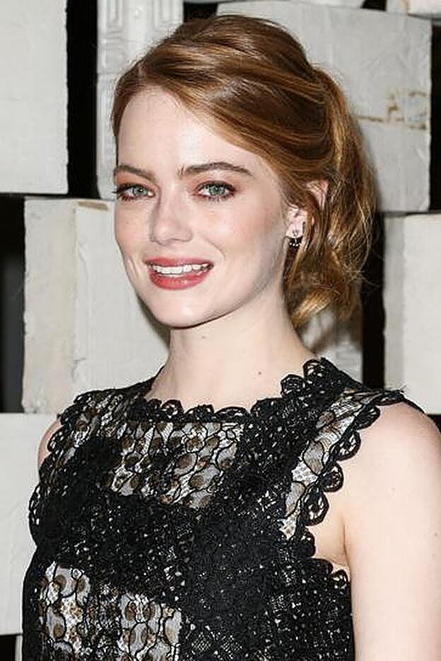 Emma Stone de pelirroja con un recogido clásico.