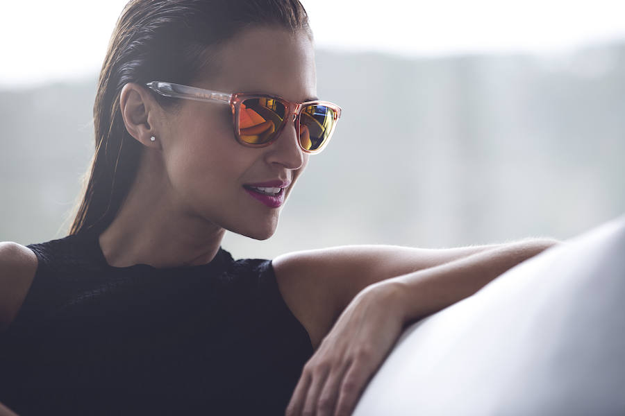 Lleva solo dos años en el mercado y ya lleva vendidas más de medio millón de gafas. Además, famosas como Paula Echevarría han creado con éxito sus propias colecciones cápsula cuya segunda parte está a punto de ver la luz.