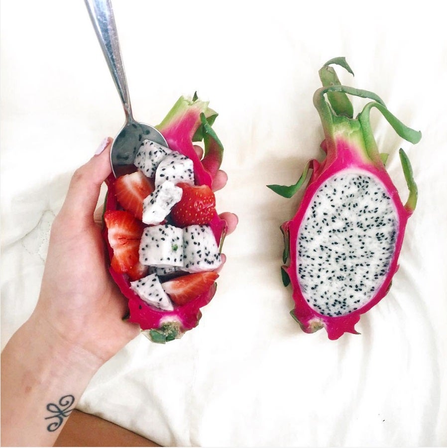 La fruta del dragón es una de las más exóticas y gracias a sus colores quedan genial en cada foto en las que sale.