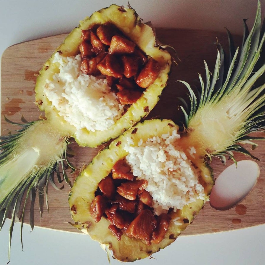 No sólo tienes por qué utiliar la piña para meter fruta y desayunos, también puede darte sabor a los platos principales de tus comidas.