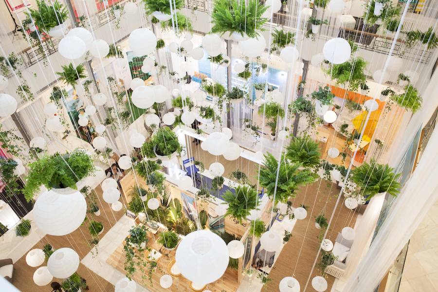 Ikea se encargó de decorar el Palacio de las Alhajas para acoger el Summer Beauty Day de Mujerhoy. Lorenzo Meazza, responsable de diseño de Ikea España, contó que utilizaron 415 plantas y 178 lámparas solares que dejaron así de espectacular el patio central.