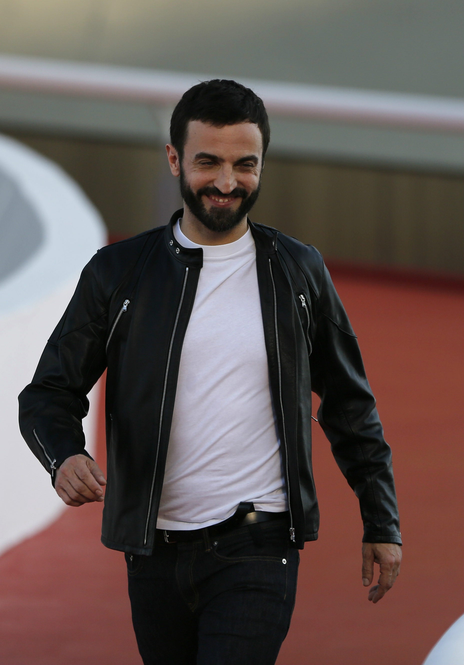 Nicolas Ghesquiere aparece tras cerrar el desfile de su colección crucero 2017 de Louis Vuitton.
