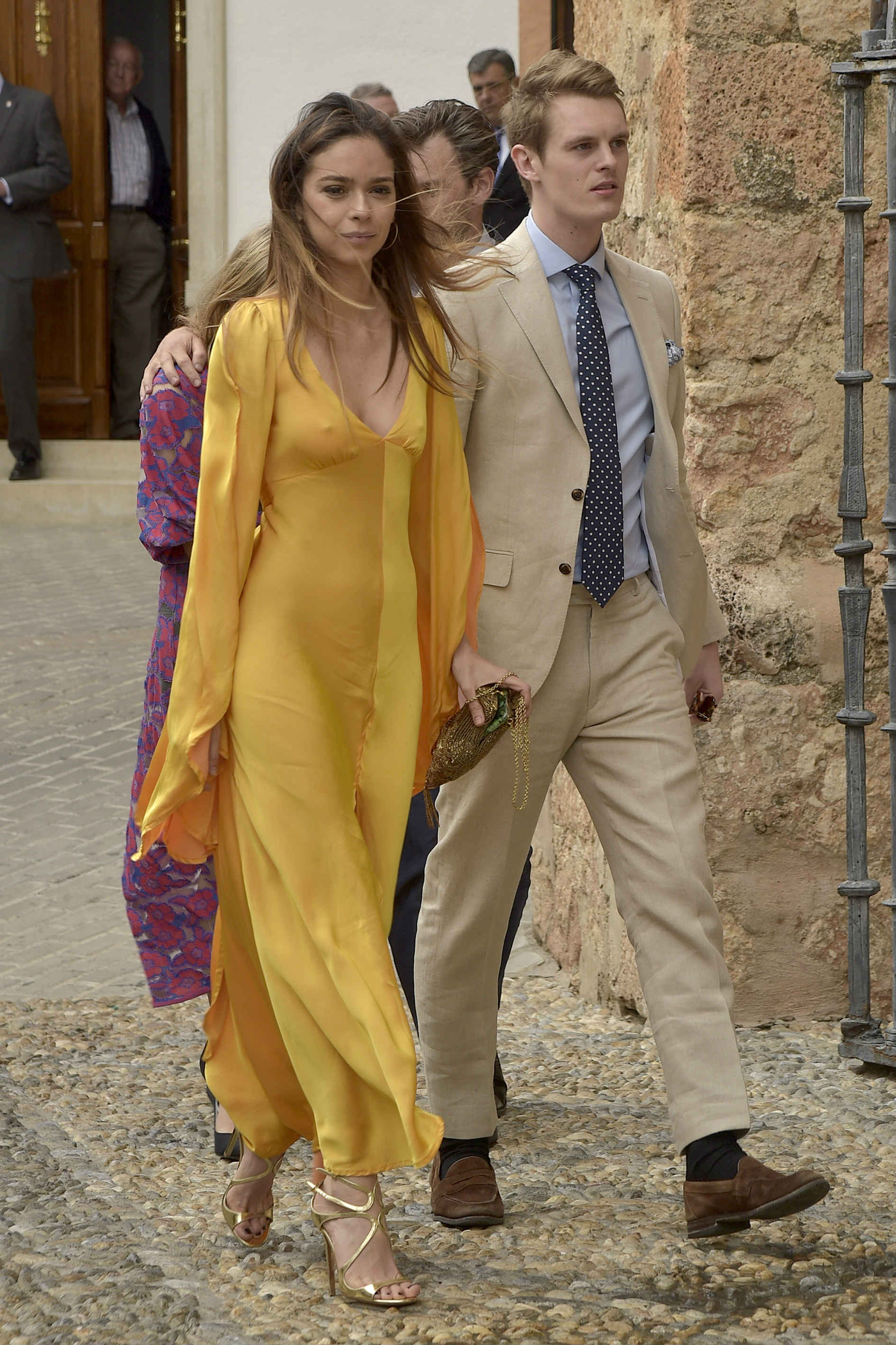 Algunos invitados entrando a la Iglesia de la Encarnación