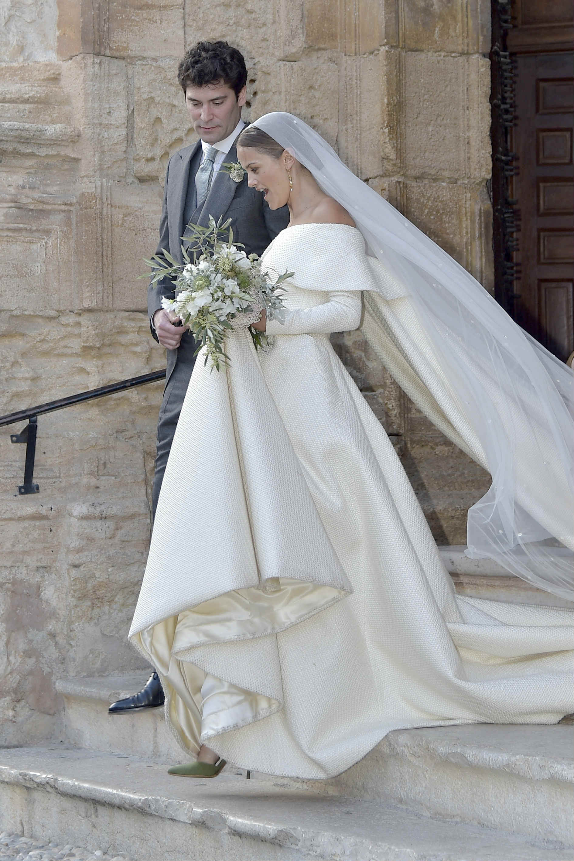Lady Charlotte Wellesley y Alejandro Santo Domingo recién casados saliendo de la Iglesia de la Encarnación