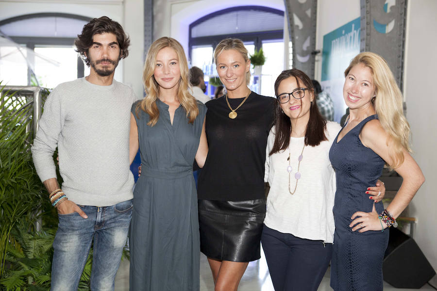 La actriz Charlotte Vega posa con parte de la redacción de Mujerhoy.com: Miguel Castillón, Malena Olcoz, Araceli Nicolás y Ana Calvo.