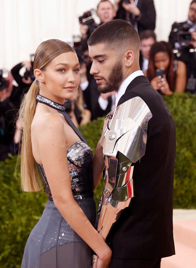 La súper modelo Gigi Hadid también se apuntaba a la tendencia de las coletas extra largas con extensiones.