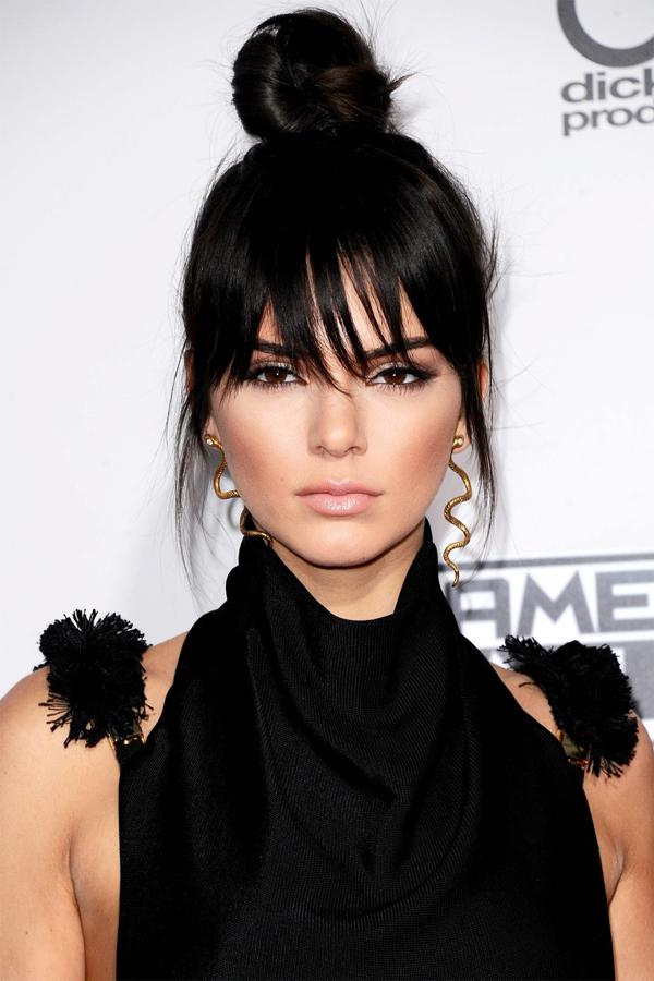 La modelo Kendall Jenner lucía en la gala de los American Music Awards 2015 un moño alto o top knot con flequillo largo despuntado que era en realidad postizo.