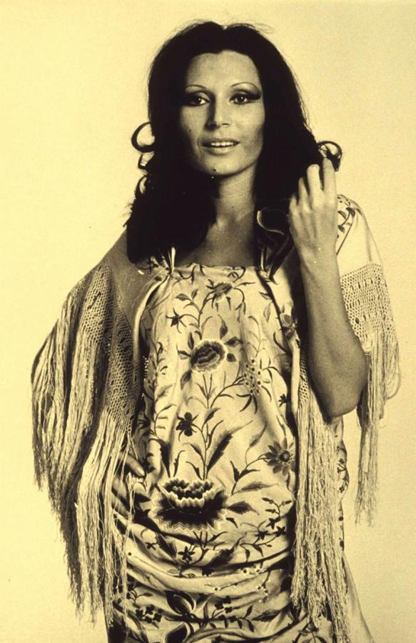 Fue Pastora Imperio quien contrató a Rocío en el tablao El Duende, donde dijo que había nacido en 1944 (dos años antes) para aparentar ser mayor de edad y poder actuar.