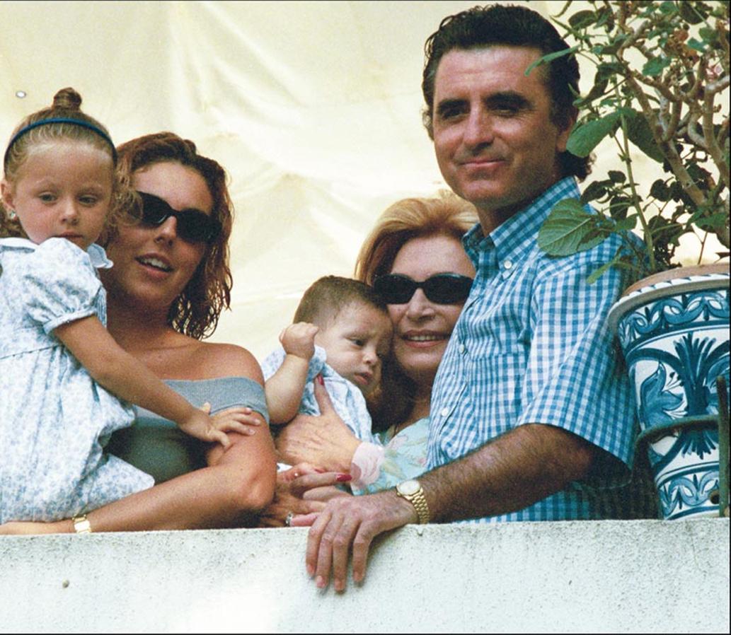 Los pequeños Rocío y David, hijos de su hija Rocío y Antonio David Flores, descubrieron la gran abuela que era la chipionera.