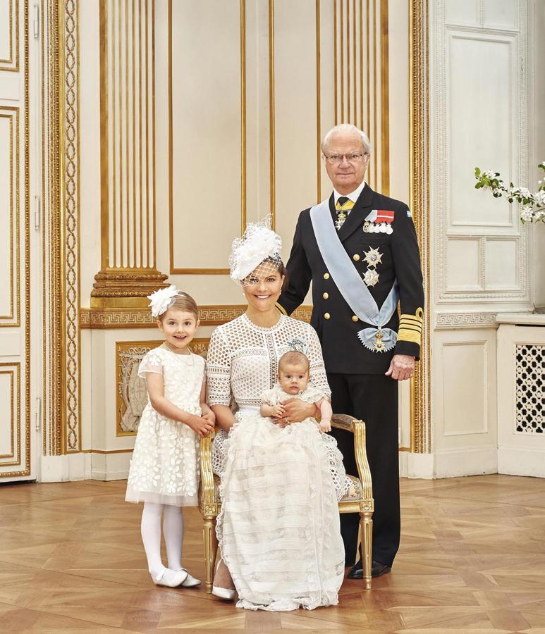 Carlos Gustavo posa junto a su primogénita, Victoira de Suecia, y los dos hijos de esta, Stelle y Oscar.