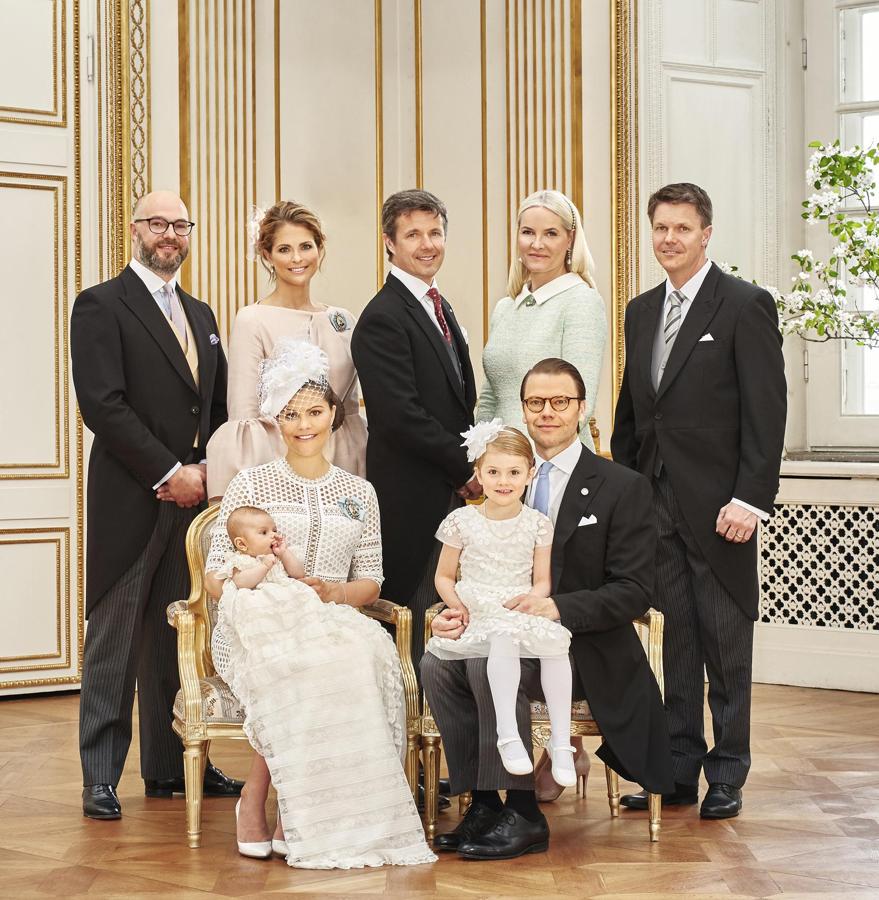 Victoria, Daniel y sus hijos posan con Federico. Magdalena, Mette-Marit de Noruega, Oscar Magnuson y Hans Astrom.