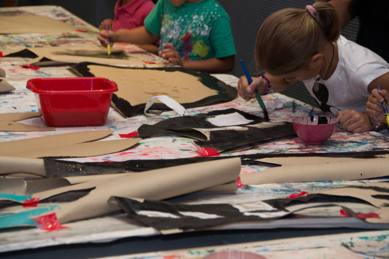 En homenaje al V centenario de la muerte de El Bosco, y coincidiendo con la gran exposición monográfica que le dedica el Museo del Prado, los niños trabajarán, en el campamento de verano de la Fundanción Carlos de Amberes, en el original universo del artista a través de talleres de arte y de teatro.