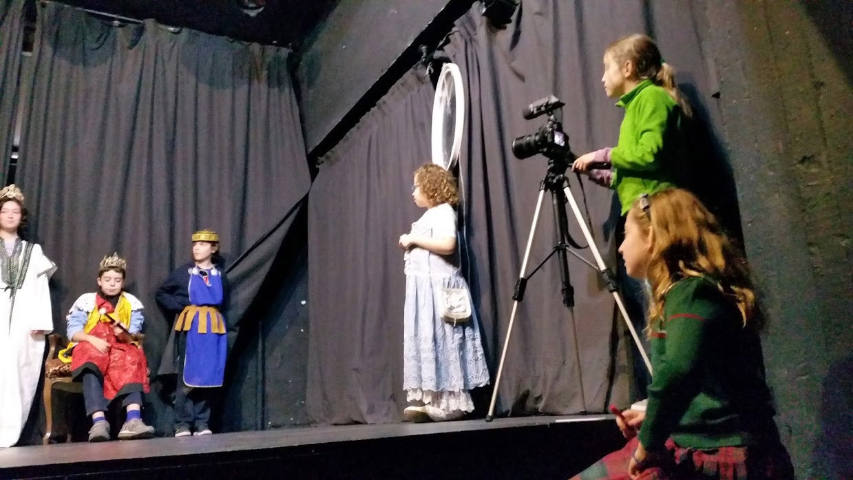 Los niños de 7 a 14 años aprenderán la metodología que se usa en cualquier rodaje profesional (guión, producción, rodaje y montaje) y rodarán su propia película en este campamento de verano que se celebra en un teatro situado al lado del Parque de Berlín de Madrid.