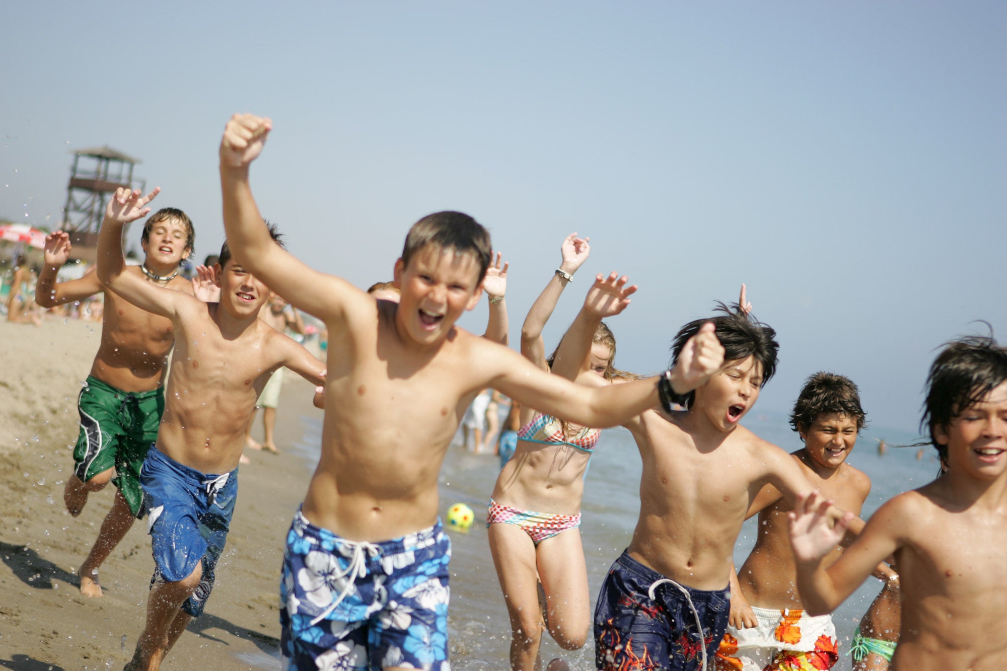 En Madrid, Barcelona, Valencia, Salamanca, Málaga y Marbella Enforex ofrece campamentos internacionales en los que niños y jóvenes pueden aprender un idioma a través de la convivencia con otras nacionalidades, talleres (youtubers) y actividades deportivas: fútbol, vela, equitación...