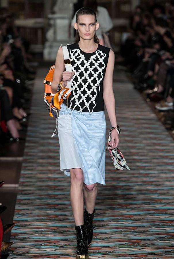 Top negro y falda a rayas azul y blanca de la colección crucero de Dior.