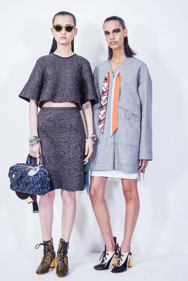 Dos de las propuestas en gris que Dior subió a la pasarela del palacio Blenheim.