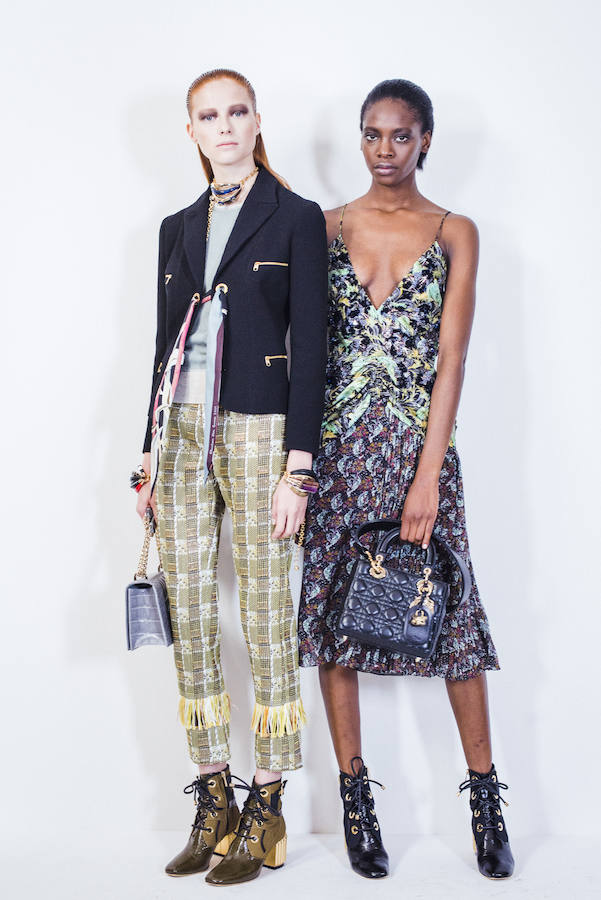 Los diseños mezclan terciopelo gastado y seda en estampados, adornos y bordados asiáticos y africanos