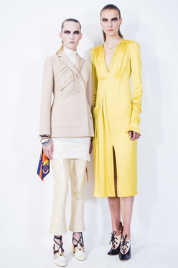 Las siluetas y los detalles decorativos característicos de la Haute Couture parisina se recuperan en este desfile