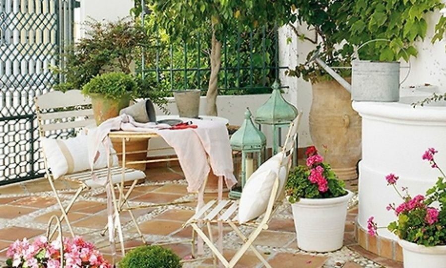 AKI apuesta por la forja y los tonos pastel para una terraza o patio de inspiración romántica.