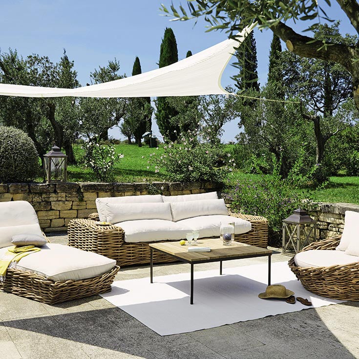 En Maison du Monde saben la importancia de una buena sombra en verano, y nos proponen esta idea perfecta.