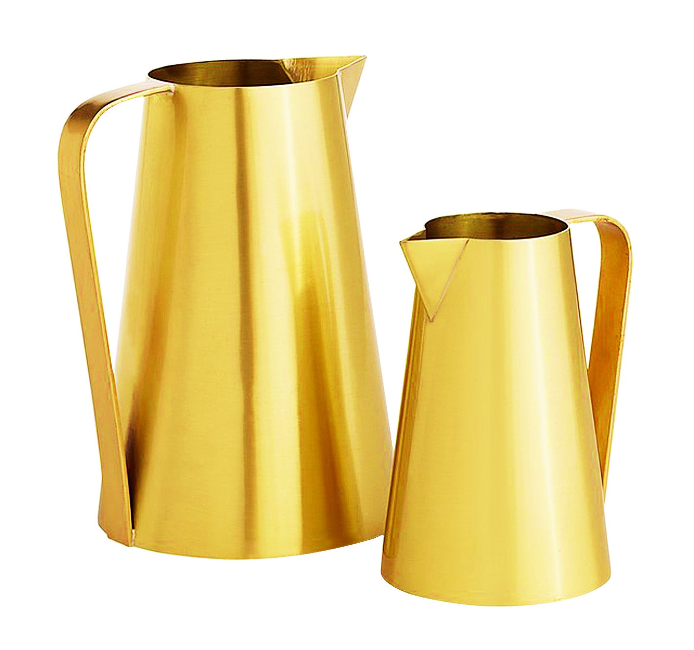 Un icono de la colección de hogar de Calvin Klein. Sus jarras metálicas de líneas depuradas, ahora en dorado.calvinklein.com