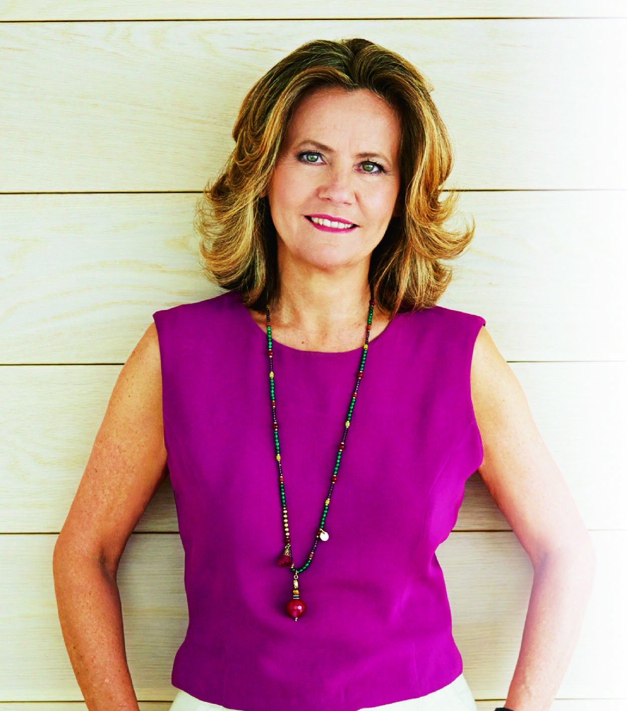 La asociación nacional de perfumería y cosmética (Stanpa) ha creado el programa Ponte guapa, te sentirás mejor, para ayudar a las mujeres con cáncer a recuperar su autoestima, a través de diferentes talleres en hospitales públicos de toda España. Los motores de uno de estos talleres, Cambiemos la cara al cáncer, son algunas grandes empresas como Estée Lauder, LVMH, L Oréal o Puig. www.fundacionstanpa.com (Leticia Domecq es la Dra. General de Estée Lauder)