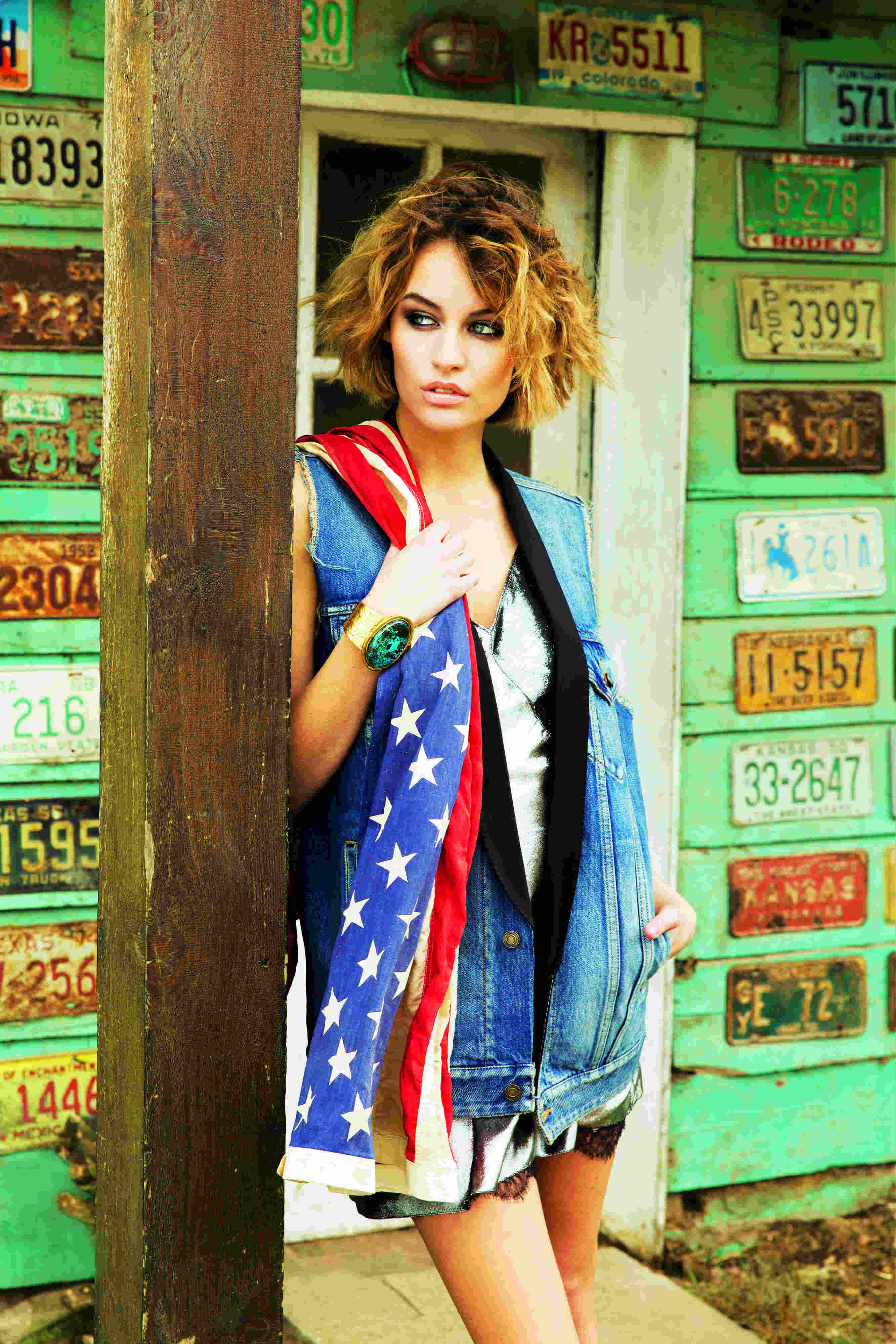 Vestido de Saint Laurent con chaleco de Just Cavalli. La pulsera es de Sylvia Toledano. Estilismo: Agnès Boy Maquillaje y peluquería: Clotilde Garnier. Agradecimientos: www.rideforemotion.com.