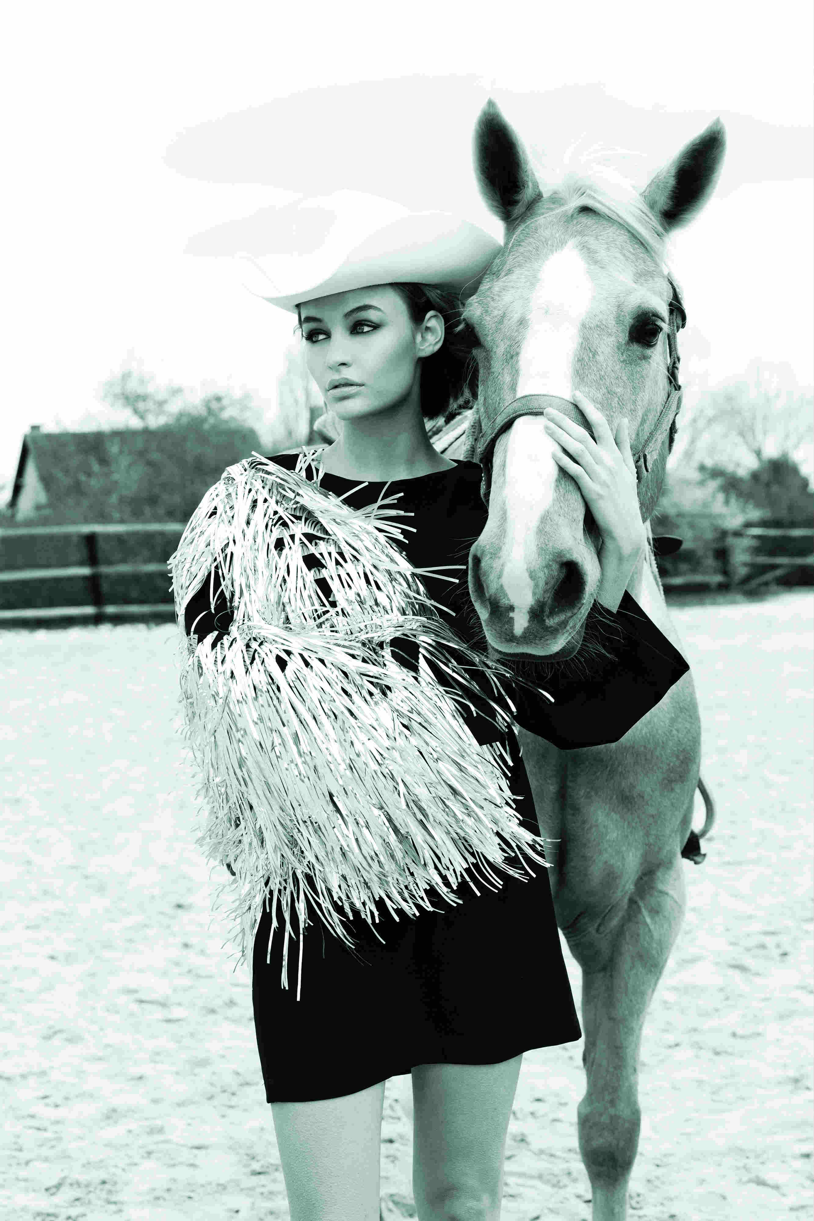 Vestido con flecos plateados laterales, de Loewe. Estilismo: Agnès Boy Maquillaje y peluquería: Clotilde Garnier. Agradecimientos: www.rideforemotion.com.